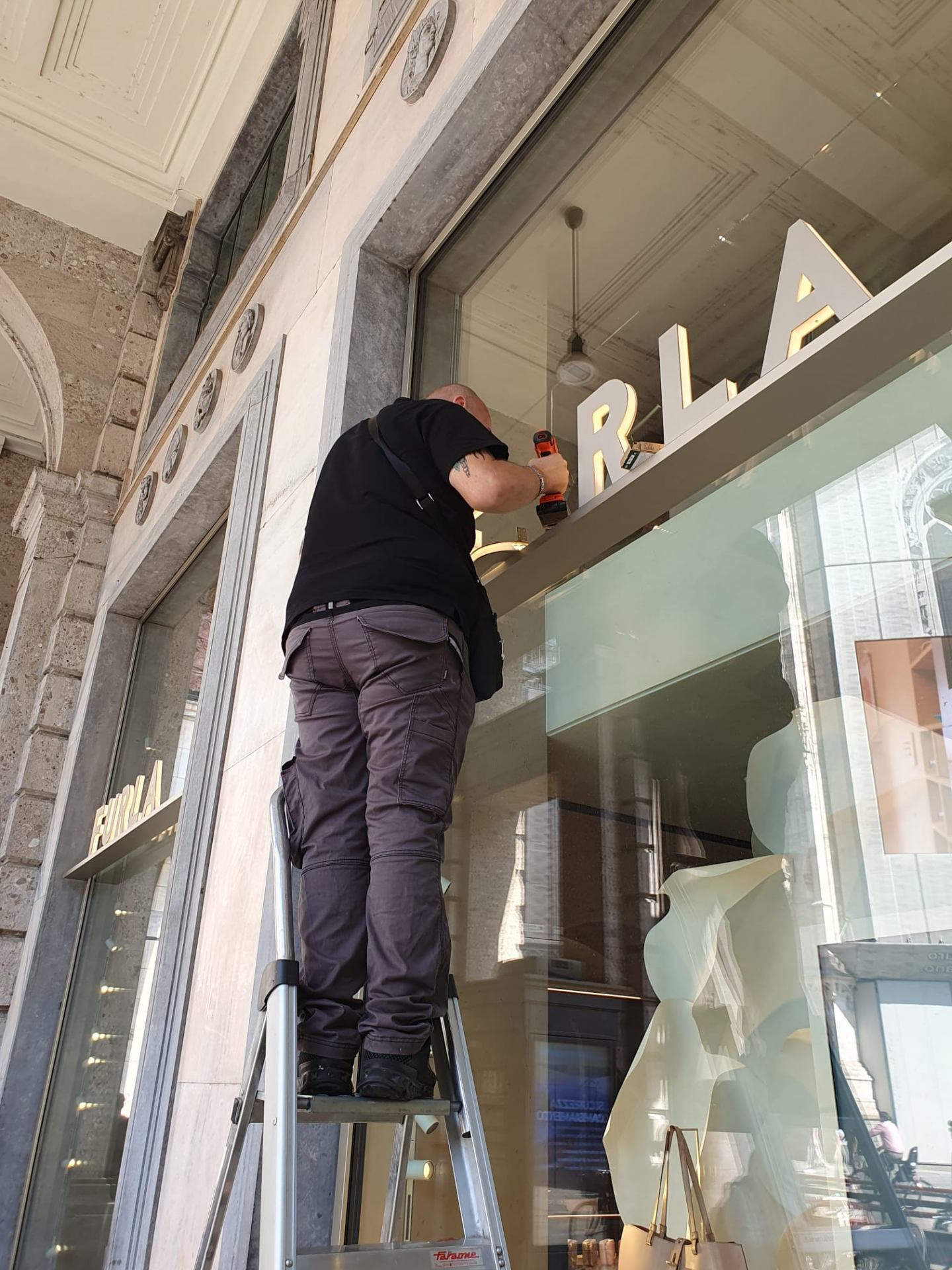 Installazione Insegna